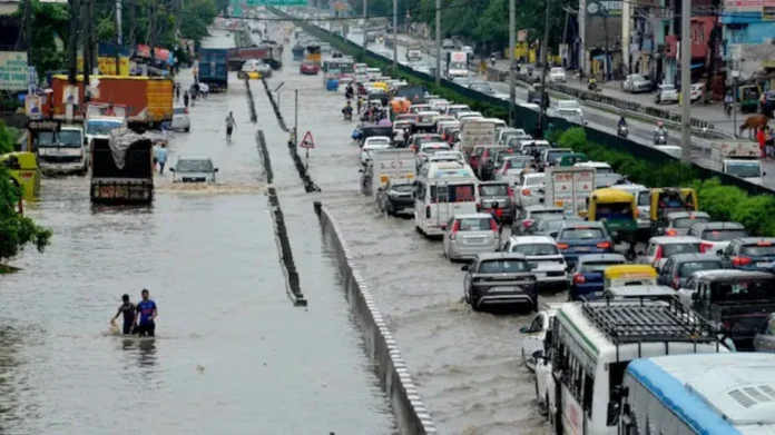 दिल्ली-NCR में बारिश और जलभराव से हाहाकार: गलियां बनी झील, सड़कें तालाब, जानें आगे का मौसम अपडेट