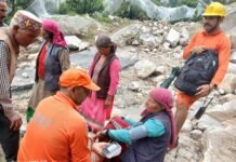 आपदा प्रभावित पियाला डेजी गांव तक पहुंचा बचाव दल, 65 लोगों को सुरक्षित निकाला- उपायुक्त