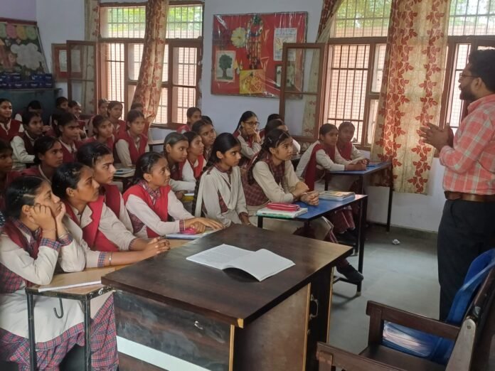 जिला रोजगार और व्यवसाय ब्यूरो द्वारा सरकारी सीनियर सेकेंडरी स्कूल, लड़कियां झबाल में आयोजित कैरियर गाइडेंस कार्यक्रम