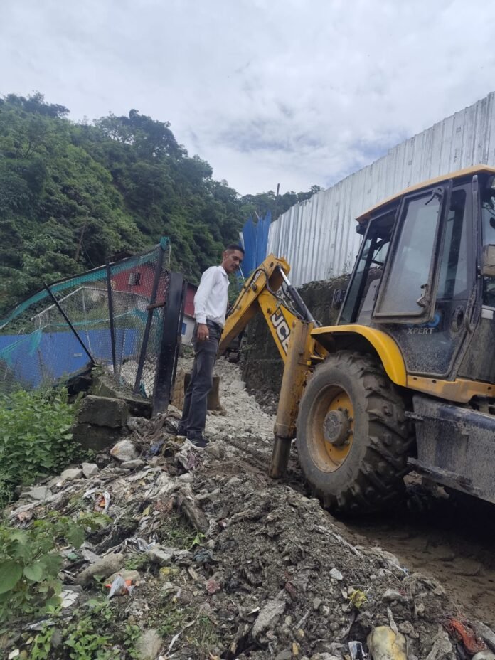 WhatsApp Image 2025-07-31 at 1.30.57 PM हाल ही में क्षेत्र में हुई भीषण वर्षा के कारण चार मील के समीप बिन्द्राबनी में स्थित कूड़े के निष्पादन स्थल को जाने वाला मार्ग बुरी तरह क्षतिग्रस्त