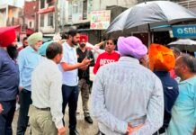 बारिश के बीच विधायक शैरी कलसी और अतिरिक्त डिप्टी कमिश्नर डॉ. बेदी ने बटाला शहर में सफाई प्रबंधों का लिया जायज़ा Amidst the rain, MLA Sherry Kalsi and Additional Deputy Commissioner Dr. Bedi reviewed the cleanliness arrangements in Batala city