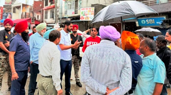 04 Amidst the rain, MLA Sherry Kalsi and Additional Deputy Commissioner Dr. Bedi reviewed the cleanliness arrangements in Batala city