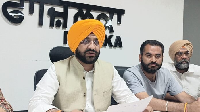 पंचायत मंत्री श्री तरुणप्रीत सिंह सौंद ने आज फाजिल्का जिले के दौरे के दौरान बताया कि मुख्यमंत्री श्री भगवंत सिंह मान के नेतृत्व में पंजाब सरकार बाढ़ प्रभावित परिवारों को हर संभव सहायता पहुँचा रही है। उन्होंने कहा कि जिले में राशन वितरण का पहला चरण पूरा