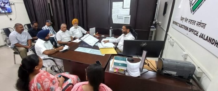 चुनाव तहसीलदार ने मान्यता प्राप्त राजनीतिक दलों के प्रतिनिधियों के साथ की बैठक