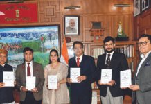 राज्यपाल ने ‘आषाढ़ का प्रथम दिवस’ पुस्तक का विमोचन किया राज्यपाल शिव प्रताप शुक्ल ने आज राजभवन में हिमाचल प्रदेश पिछड़ा वर्ग वित्त एवं विकास निगम के प्रबंध निदेशक पृथी पाल सिंह की पुस्तक ‘आषाढ़ का प्रथम दिवस’ का