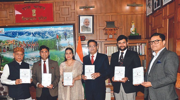 राज्यपाल शिव प्रताप शुक्ल ने आज राजभवन में हिमाचल प्रदेश पिछड़ा वर्ग वित्त एवं विकास निगम के प्रबंध निदेशक पृथी पाल सिंह की पुस्तक ‘आषाढ़ का प्रथम दिवस’ का