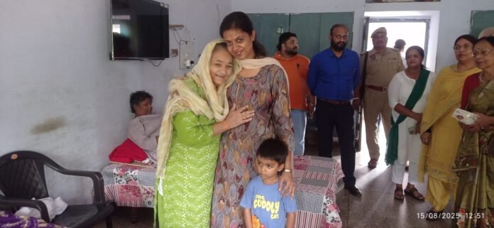 डिप्टी कमिश्नर ने रेड क्रॉस सदस्यों के साथ