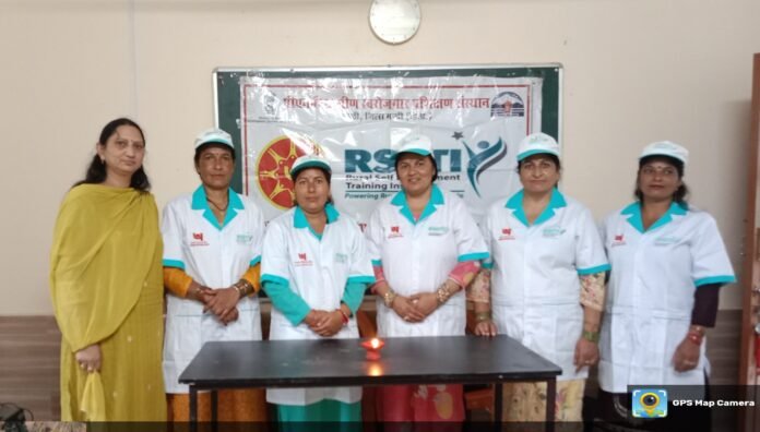  पंजाब नेशनल बैंक ग्रामीण स्वरोजगार प्रशिक्षण संस्थान (आरसेटी) मंडी द्वारा ग्राम पंचायत चैलचौक  में सोमवार को मोमबत्ती बनाने का 12 दिवसीय