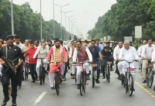 हरियाणा विधानसभा पहुंचे CM नायब सैनी साइकिल से; स्पीकर, मंत्री और विधायक भी हुए शामिल, मानसून सत्र का तीसरा दिन आज हरियाणा विधानसभा पहुंचे CM नायब सैनी साइकिल से; स्पीकर, मंत्री और विधायक भी हुए शामिल, मानसून सत्र का तीसरा दिन आज