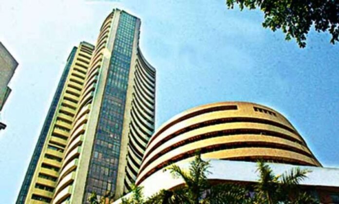 497071-sharemarket हफ्ते के पहले कारोबारी दिन शेयर बाजार में उतार-चढ़ाव; सेंसेक्स गिरावट से संभला, निफ्टी में भी सुधार