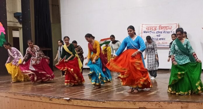 7 आजादी दिवस मनाने की तैयारियां पूरे जोश और उत्साह के साथ चल रही हैं। विभिन्न स्कूलों के विद्यार्थी देशभक्ति पर आधारित सांस्कृतिक कार्यक्रमों की रिहर्सल कर रहे हैं।