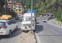 किरतपुर-मनाली फोरलेन पर बड़ा हादसा: टेंपो से टकराई स्कूटी, आग लगने से दो की मौ*त किरतपुर-मनाली फोरलेन पर बड़ा हादसा: टेंपो से टकराई स्कूटी, आग लगने से दो की मौ*त