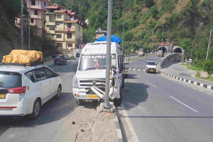 किरतपुर-मनाली फोरलेन पर बड़ा हादसा: टेंपो से टकराई स्कूटी, आग लगने से दो की मौ*त