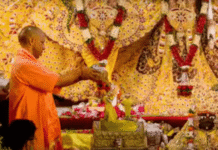 कृष्ण जन्माष्टमी 2025: मथुरा-वृंदावन में उमड़ा श्रद्धालुओं का सैलाब, 38वीं बार जन्मभूमि पहुंचे सीएम योगी कृष्ण जन्माष्टमी 2025: मथुरा-वृंदावन में उमड़ा श्रद्धालुओं का सैलाब, 38वीं बार जन्मभूमि पहुंचे सीएम योगी
