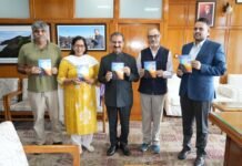 मुख्यमंत्री ने ‘संघर्ष से शिखर तक’ पुस्तक का किया विमोचन मुख्यमंत्री ठाकुर सुखविंद्र सिंह सुक्खू ने आज यहां सोलन जिले की ममता गुप्ता द्वारा लिखित पुस्तक ‘संघर्ष से शिखर तक’ का विमोचन किया।