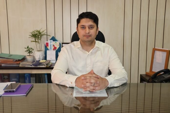 DC Mandi Sh. Apoorv Devgan पंडोह डैम  में आज से फ्लशिंग कार्य शुरू हो गया है, जो 27 अगस्त तक जारी रहेगा। इस दौरान डैम से भारी मात्रा में जमा गाद और अतिरिक्त पानी व्यास नदी में