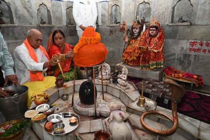 Guv (2) राज्यपाल ने ऐतिहासिक मार्कंडेय मंदिर में पूजा-अर्चना की