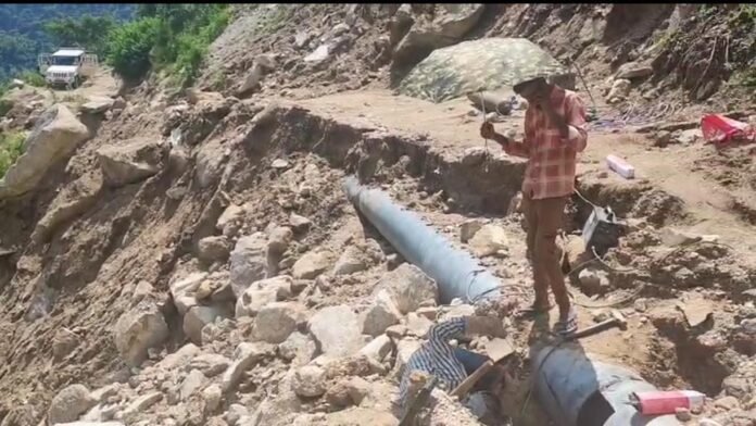 IMG-20250828-WA0004 मंडी जिला में लगातार हो रही भारी बारिश के कारण बाधित पेयजल आपूर्ति बहाल करने के लिए जल शक्ति विभाग दिन-रात कार्य कर रहा है।