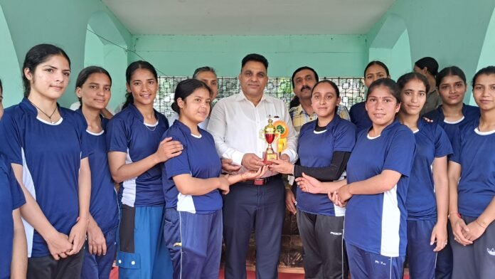 राष्ट्रीय खेल दिवस के दूसरे दिन मंडी में महिला खिलाड़ियों के लिए रस्साकशी, 100 मीटर दौड़, पैदल चाल और म्यूजिकल चेयर जैसी प्रतियोगिताओं का