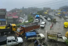 भूस्खलन से 2 राष्ट्रीय राजमार्ग और 376 सड़कें बंद, राज्य के कई इलाकों में लगातार बरसेंगे बादल भूस्खलन से 2 राष्ट्रीय राजमार्ग और 376 सड़कें बंद, राज्य के कई इलाकों में लगातार बरसेंगे बादल