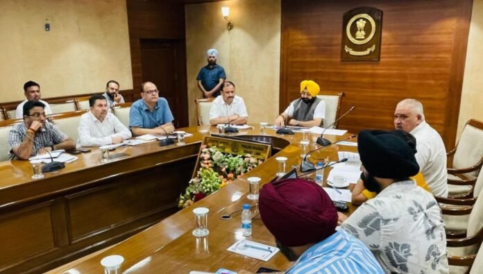 Pic (1) मुख्यमंत्री स भगवंत सिंह मान के नेतृत्व वाली सरकार की तरफ से राज्य निवासियों को बेहतरीन और सुखद नागरिक सेवाएं देने की वचनबद्धता के