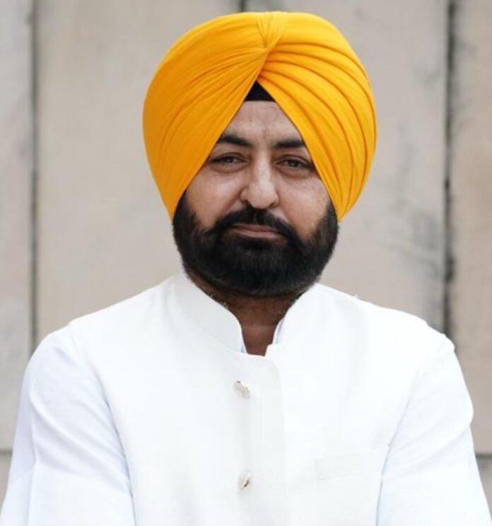 Pic (2) बाढ़ प्रभावित क्षेत्रों में तालमेल को और मज़बूत बनाने तथा राहत कार्यों में तेज़ी लाने के उद्देश्य से पंजाब के राजस्व, पुनर्वास और आपदा प्रबंधन विभाग द्वारा निदेशक
