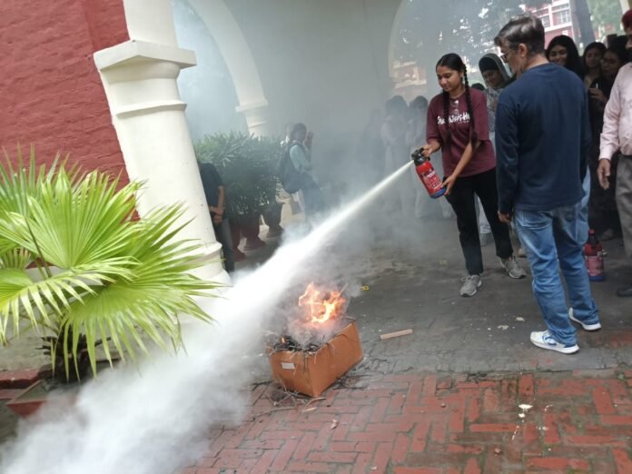 Safety Workshop 2 Department of Chemistry, Khalsa College for Women, Civil Lines, Ludhiana organized a Hands-on Fire Safety Workshop in