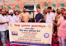 जिला प्रशासन ने गुरदासपुर से ‘एक कदम सुरक्षा की ओर’ प्रोजेक्ट की की शुरुआत हर ई-रिक्शा पर ट्रांसपोर्ट विभाग लगाएगा यूनिक आई.डी. स्टिकर पंजाब सरकार के निर्देशों पर जिला प्रशासन गुरदासपुर द्वारा नागरिकों की ई-रिक्शा यात्रा को सुरक्षित बनाने के उद्देश्य से 'एक कदम सुरक्षा की ओर' प्रोजेक्ट