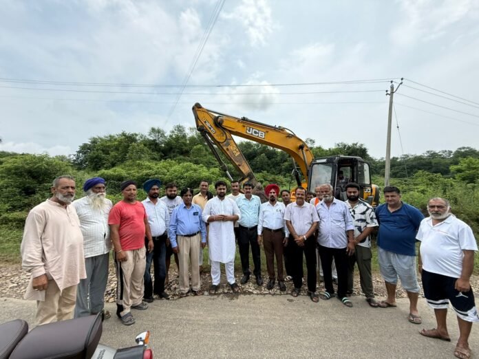कैबिनेट मंत्री श्री हरजोत सिंह बैंस ने नंगल तहसील के पिंड बांस में बरसात के दौरान संभावित बाढ़ की स्थिति से बचाव के लिए 100 फुट लंबा डंगा