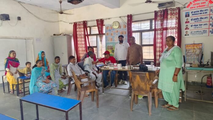 WhatsApp Image 2025-08-19 at 2.23.18 PM स्वास्थ्य मंत्री डॉ. बलबीर सिंह के दिशा-निर्देशों और पंजाब सरकार के आदेशों के तहत बाढ़ प्रभावित गांवों में स्वास्थ्य विभाग की ओर से मेडिकल कैंप लगाए गए हैं।