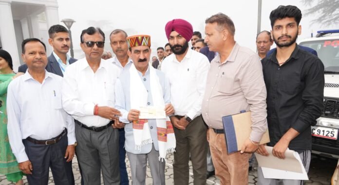 WhatsApp Image 2025-08-20 at 14.38.50 Chief Minister Thakur Sukhvinder Singh Sukhu being presented a cheque of Rupees five lakh by Vice Chairman