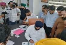 सेवा सदन में साप्ताहिक लग रहे जनता दरबार में हो रहा समस्याओं का निपटारा पंजाब के शिक्षा और सूचना व लोक संपर्क मंत्री श्री हरजोत सिंह बैंस ने साढ़े तीन साल पहले शुरू किए जनता दरबार में लगातार लोगों की मुश्किलों का हल किया जा रहा है।