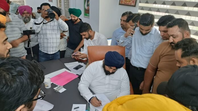 पंजाब के शिक्षा और सूचना व लोक संपर्क मंत्री श्री हरजोत सिंह बैंस ने साढ़े तीन साल पहले शुरू किए जनता दरबार में लगातार लोगों की मुश्किलों का हल किया जा रहा है।