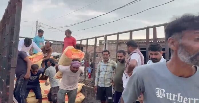 MLA of Fazilka, Mr. Narinderpal Singh Sawna, visited several flood-affected villages in the Fazilka constituency late last night,