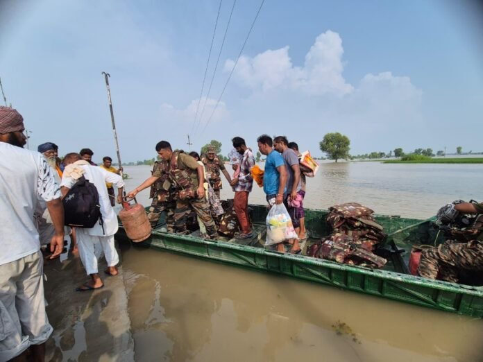  पंजाब के बाढ़ प्रभावित फाजिल्का सेक्टर में जिला प्रशासन की अगुवाई में सेना की अमोघ डिवीजन की टुकड़ी राहत और बचाव कार्य में लगी हुई है।