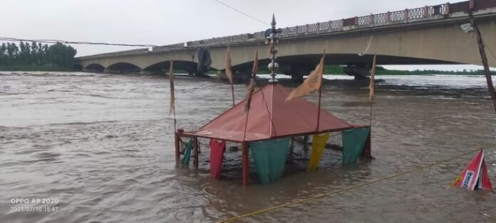 हरियाणा में यमुना उफान पर, खतरे के निशान से ऊपर पहुंचा जलस्तर; बारिश के बाद येलो अलर्ट, दिल्ली में भी असर