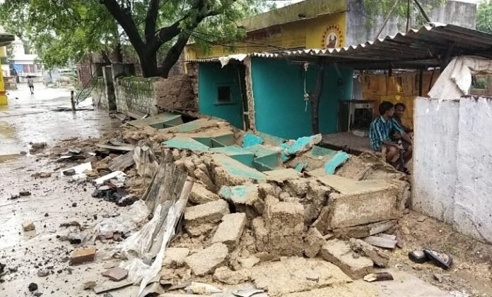 तेज बहाव में उजड़ गई गृहस्थी, लोग छतों पर शरण लेने को मजबूर