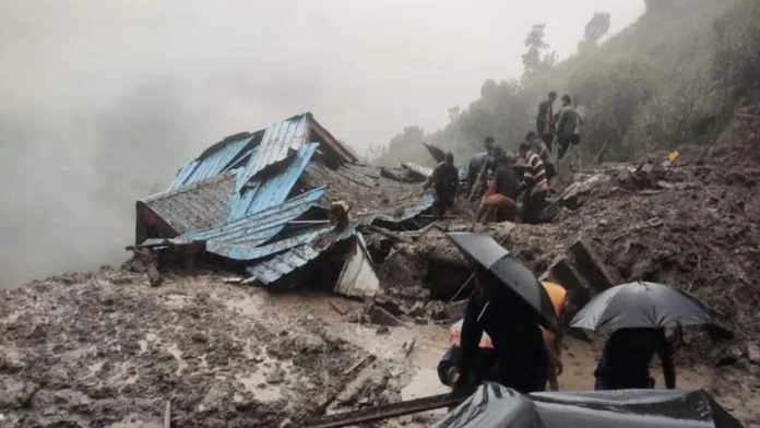 himachal-heavy-rain_1661004830 हिमाचल में बारिश का प्रकोप: मंडी में दो इमारतें ध्वस्त, मनाली में दुकानें नदी में समाई, 750 सड़कें ठप; चंबा-कांगड़ा में रेड अलर्ट