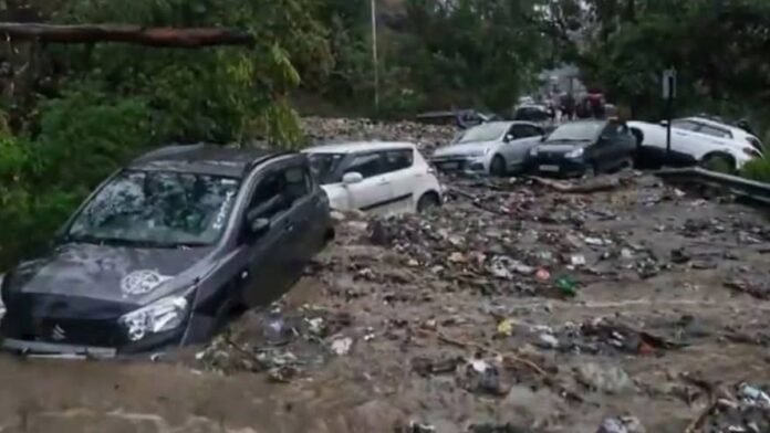 हिमाचल में मूसलधार बारिश का कहर: पनारसा, टकोली और नगवाईं में बाढ़, गाड़ियां बहीं, घरों में पानी-मलबा घुसा