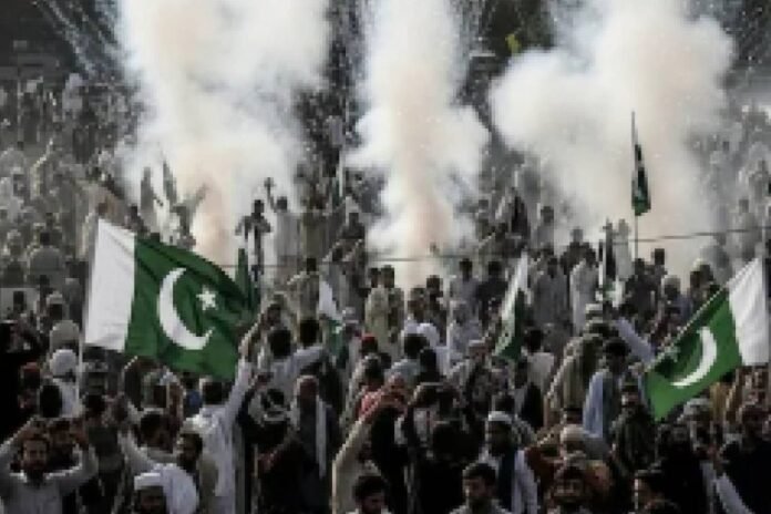 कराची में स्वतंत्रता दिवस की खुशी मातम में बदली, हवाई फायरिंग में 3 की मौत, 60 से अधिक घायल