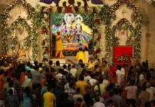 ब्रज में जन्माष्टमी की धूम: कान्हा के जन्म पर झूमे श्रद्धालु, मनमोहक दृश्य ब्रज में जन्माष्टमी की धूम: कान्हा के जन्म पर झूमे श्रद्धालु, मनमोहक दृश्य