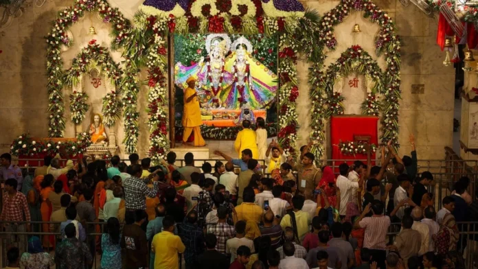 jai-sri-krishna ब्रज में जन्माष्टमी की धूम: कान्हा के जन्म पर झूमे श्रद्धालु, मनमोहक दृश्य