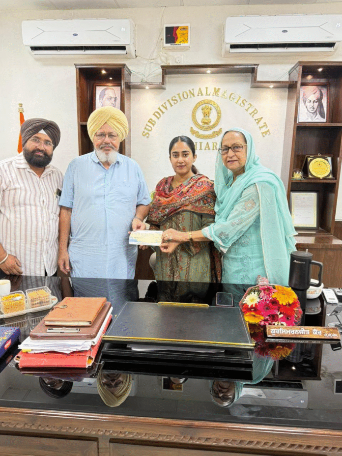 1 (1) (1) गुरुद्वारा साहिब कंग माई की ओर से बाढ़ पीड़ितों की सहायता हेतु एक लाख रुपए का योगदान