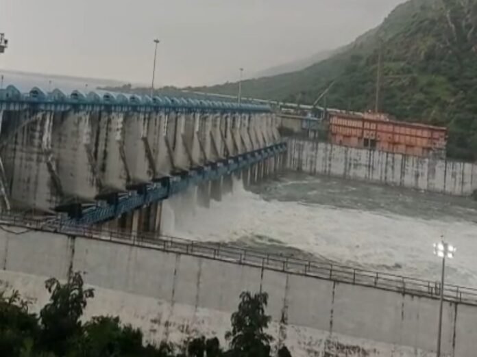 यमुना उफान पर: सड़कों-गांव डूबे, अगले 36 घंटे भारी बारिश का अलर्ट; 5 जिलों में स्कूल बंद