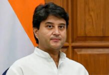 सिंधिया ने ग्वालियर की जर्जर सड़कों की जिम्मेदारी ली, अधिकारियों को फटकार Scindia took responsibility for the dilapidated roads of Gwalior