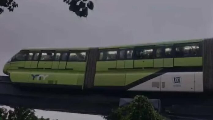 मुंबई में जलभराव से जनजीवन प्रभावित, बीच रास्ते अटकी मोनोरेल