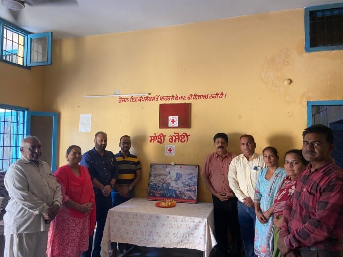 2aa7fdbc-2280-4466-a606-dba215f418e3 डिप्टी कमिश्नर- कम- अध्यक्ष रेड क्रॉस सोसायटी आशिका जैन के दिशा-निर्देशों के तहत रेड क्रॉस सोसायटी, होशियारपुर द्वारा 20 सितंबर को साझी रसोई