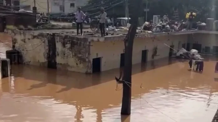 30_08_2025-ambala_flood_24029763 अंबाला-भूना में घरों में घुसा पानी, 3 ड्रेनों में दरार; लाडवा में तटबंध टूटा, हालात बिगड़े