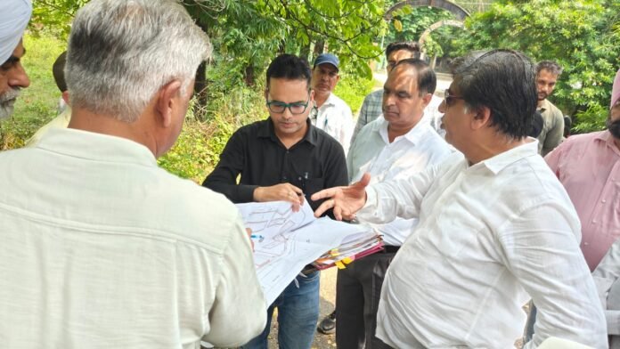 4 विकास कार्यों को गति देने और शहर की सुंदरता को निखारने के उद्देश्य से विधायक ब्रम शंकर जिंपा ने आज पुरानी कचहरी और उसके साथ लगते पुराने