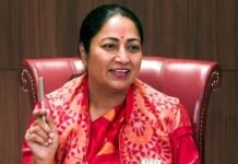 दिल्ली CM रेखा गुप्ता की फोटो पर विवाद, AAP का तंज- “फुलेरा पंचायत जैसी सरकार” दिल्ली CM रेखा गुप्ता की फोटो पर विवाद, AAP का तंज- "फुलेरा पंचायत जैसी सरकार"